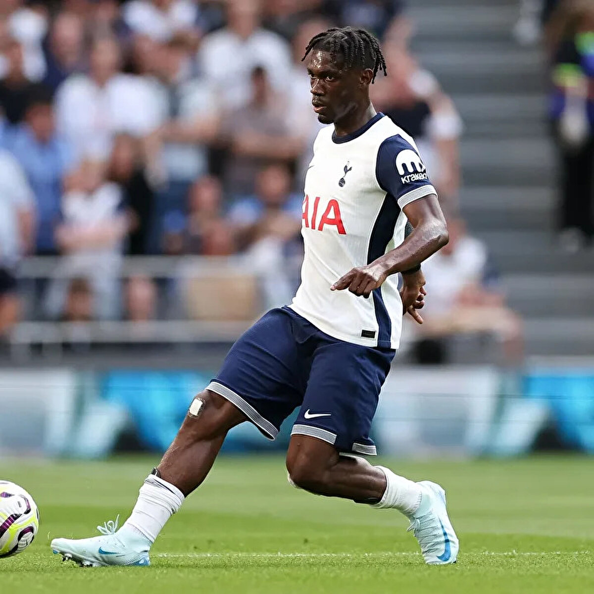 Fenerbahçe cephesinin ise görüşmelerde başlangıç olarak 15 milyon euro'luk bir teklif sunması bekleniyor.<br>