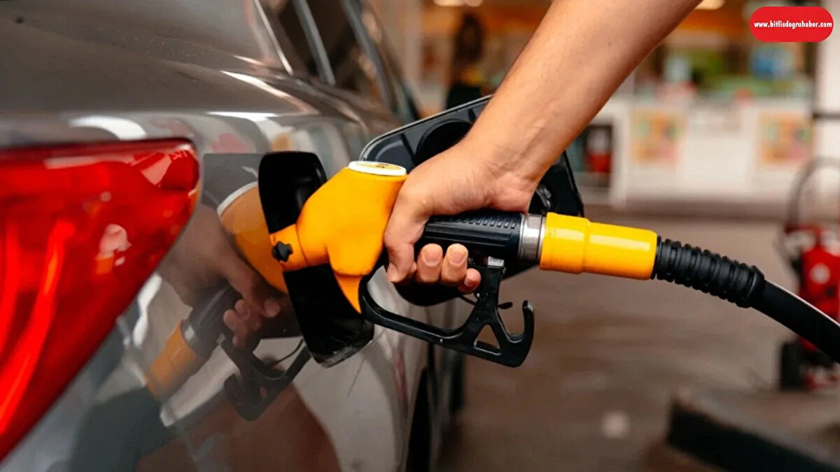 Ankara<br>Benzin litre fiyatı: 51,89 TL<br><br>Motorin litre fiyatı: 53,27 TL<br><br>LPG litre fiyatı: 25,96 TL