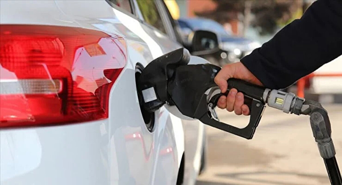 İstanbul Avrupa Yakası<br>Benzin litre fiyatı: 51,21 TL<br><br>Motorin litre fiyatı: 52,40 TL<br><br>LPG litre fiyatı: 26,06 TL<br><br>İstanbul Anadolu Yakası<br>Benzin litre fiyatı: 51,07 TL<br><br>Motorin litre fiyatı: 52,29 TL<br><br>LPG litre fiyatı: 25,46 TL