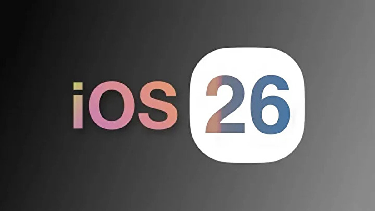 Aşırı şeffaflık geri planda kaldı<br><br>Liquid Glass, gerçek camın optik özelliklerini taklit eden yarı saydam arayüzleriyle dikkat çekmişti. Ancak kullanıcılar, özellikle Denetim Merkezi gibi yoğun kullanılan alanlarda ikon ve arka planların üst üste binmesinden şikâyetçiydi. Bu durum, görsel karışıklık ve kullanım zorluğu yaratıyordu.