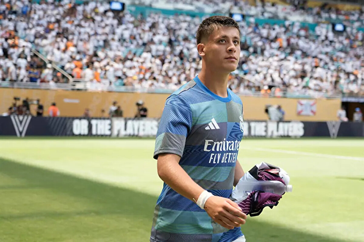 İngiliz futbolcuyla bir görüşme gerçekleştiren İspanyol hocanın, Real Madrid'in her şeyin üstünde olduğunu ve taleplerin karşılıklı saygıyla aktarılması gerektiğini belirttiği ifade edildi. Ayrıca konuşmanın samimi bir havada geçtiği ve Alonso'nun Arda Güler'e de benzer uyarıları yaptığı vurgulandı.<br>