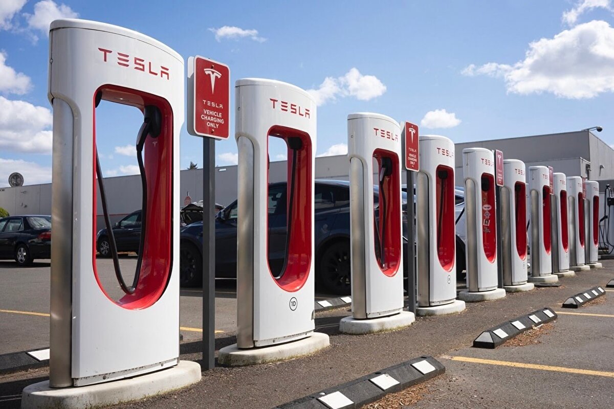 Tesla’dan 10 yeni lokasyonda hızlı şarj istasyonu<br><br>Tesla’nın duyurusuna göre yeni Supercharger istasyonları İstanbul, İzmir, Ankara gibi büyük şehirlerle birlikte Türkiye’nin farklı bölgelerine yayılıyor. İşte yıl sonuna kadar hizmete girmesi planlanan yeni Supercharger noktaları: