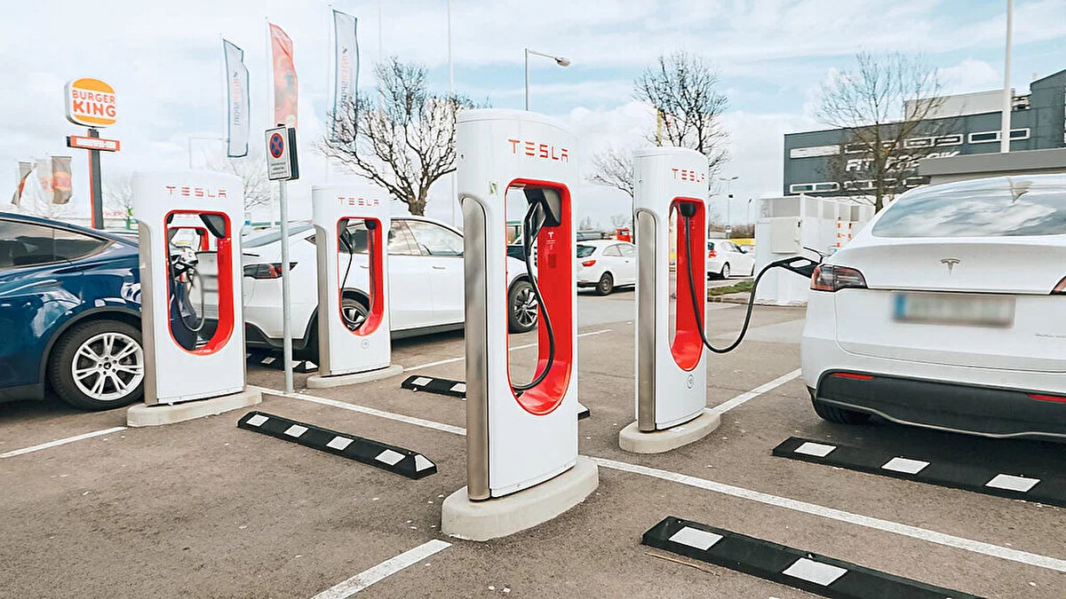 Elektrikli araç kullanıcılarına müjde... Tesla, 2025 yılı sonuna kadar Türkiye’de 10 farklı noktada 80 yeni Supercharger şarj ünitesini hizmete sunacağını açıkladı. Türkiye'deki şarj ağı yatırımlarını hızlandırma kararı alan şirket, böylece sürücülere daha yaygın ve kesintisiz bir şarj deneyimi vaat ediyor.