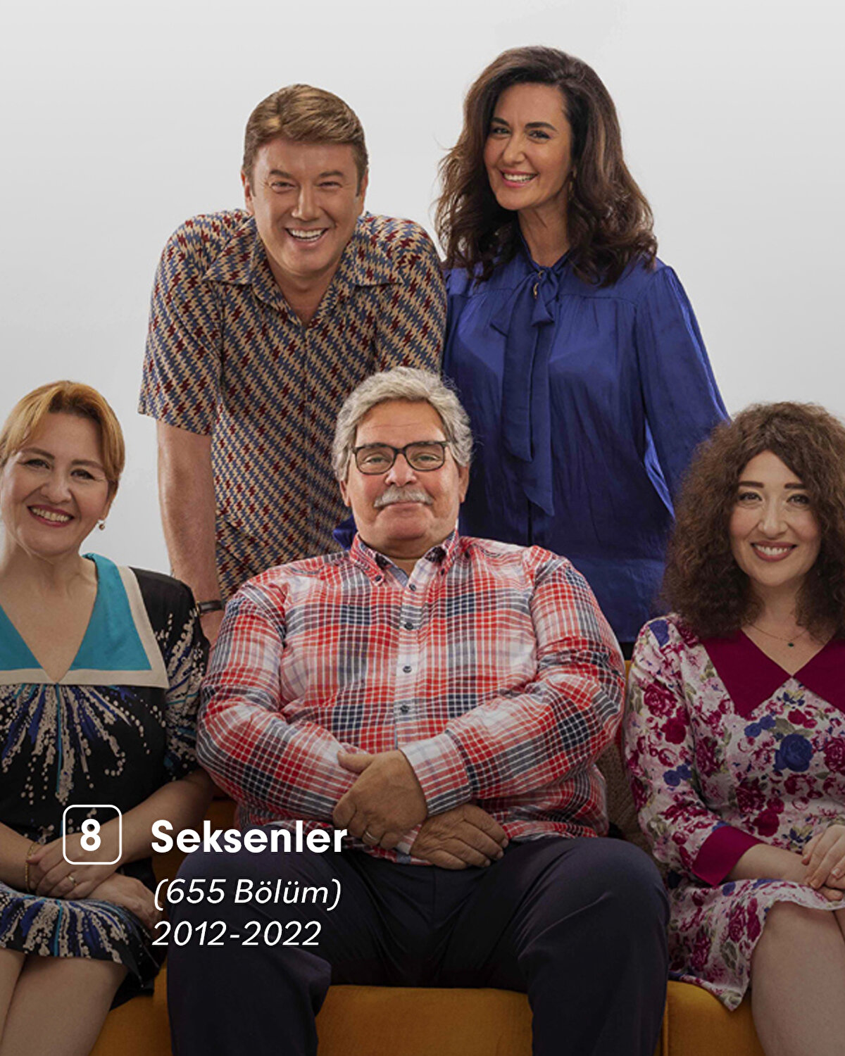 Bazı diziler yıllar boyunca hayatımıza öyle işlemiş ki, jeneriğini duyduğumuzda çocukluğumuza döneriz, bir repliği duyduğumuzda ailecek oturulan akşamlar gözümüzde canlanır.