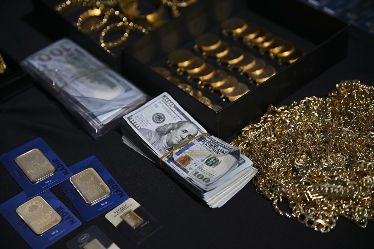 Çalışmaların ardından toplam 85 şüphelinin yakalanmasına yönelik olarak dün İstanbul merkezli 6 ilde eş zamanlı operasyon düzenlenmiş, operasyon kapsamında şüphelilere ait dijital materyallere, çok sayıda lüks saat, takı, ziynet eşyası ve benzeri değerli varlığa yakalanmış, suçtan kaynaklandığı değerlendirilen mal varlığı değerlerine yönelik olarak 10 ayrı şirketteki ortaklık payına, toplam 47 araca, 84 adet taşınmaza el koyma işlemi gerçekleştirilmişti.