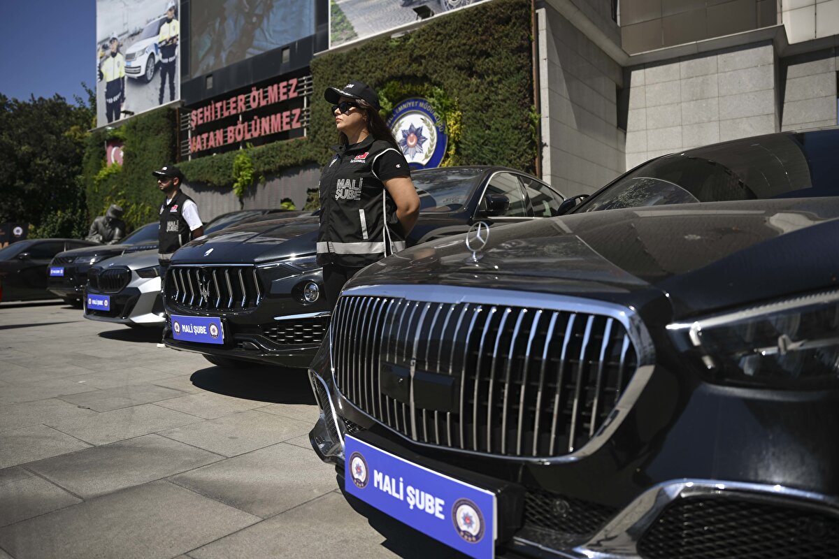 2022-2024 yılları arasında 21 firmaya ait 312 POS cihazı üzerinden toplamda 47,5 milyar lirayı aşan işlem hacmine ulaşıldığı, bu işlemlerin yüzde 99,99'unun yabancı kartlar üzerinden gerçekleştiği ortaya çıkarılmış, işlem hacminin büyük kısmının, aynı gün farklı kartlarla aynı tutarlarda yapılan işlemlerden oluştuğu ve bu işlemlerin yüzde 93,11'lik bölümüne teşkil ettiği belirlenmişti.