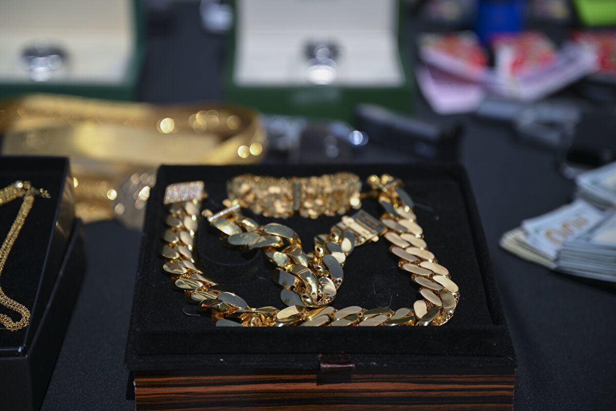 İstanbul Mali Suçlarla Mücadele Şube Müdürlüğüne getirilen şüphelilerin buradaki işlemleri sürüyor.