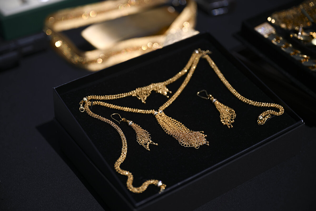 Öte yandan, şüphelilere yönelik aramalarda ele geçirilen ziynet eşyası, lüks saatler ve paralar İstanbul Emniyet Müdürlüğünün Vatan Caddesi'ndeki yerleşkesinde sergilendi.