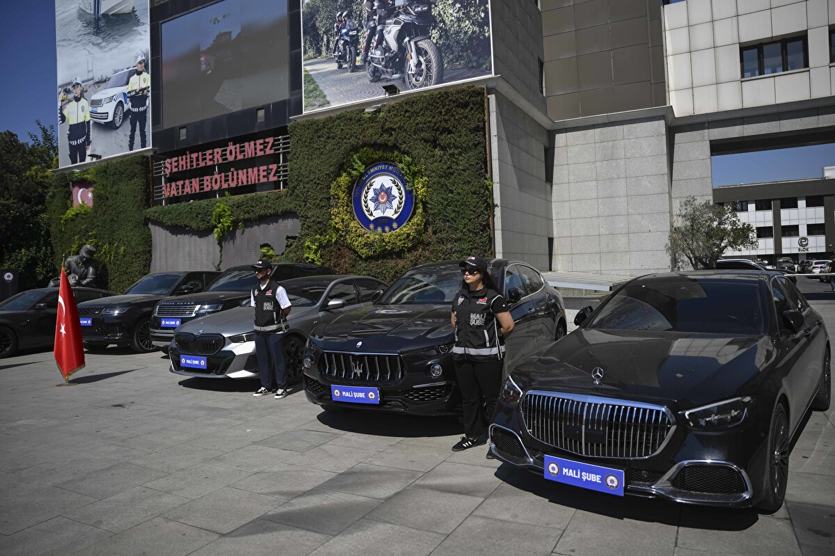 Yapılan çalışmalar neticesinde aralarında şüpheli şahısların şirketlerine ait POS cihazlarının temin edilmesi işlemlerine aracılık ettiği düşünülen aralarında üst düzey banka görevlilerinin bulunduğu toplamda 84 şüpheli şahıs tespit edildi.