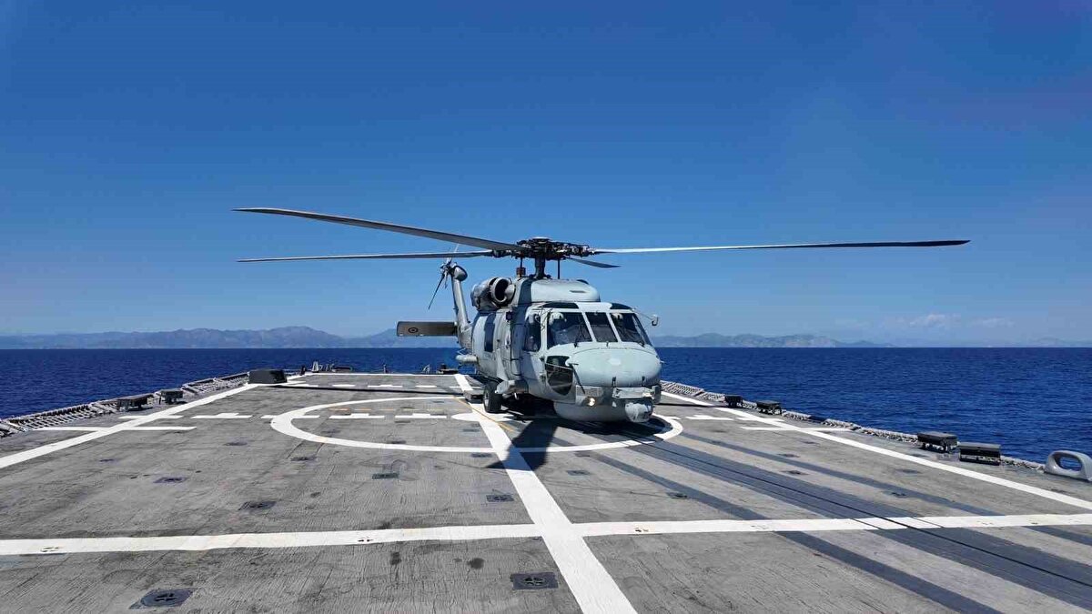 Radar ve elektronik harp sistemleri bakımından da gelişmiş özellikler taşıyan gemi, Türk savunma sanayisinin geliştirdiği yerli savaş yönetim sistemi GENESİS ile modernize ediliyor. Link-11 ve Link-16 gibi taktik veri bağlantı sistemleri sayesinde NATO görevlerine tam uyum sağlıyor.