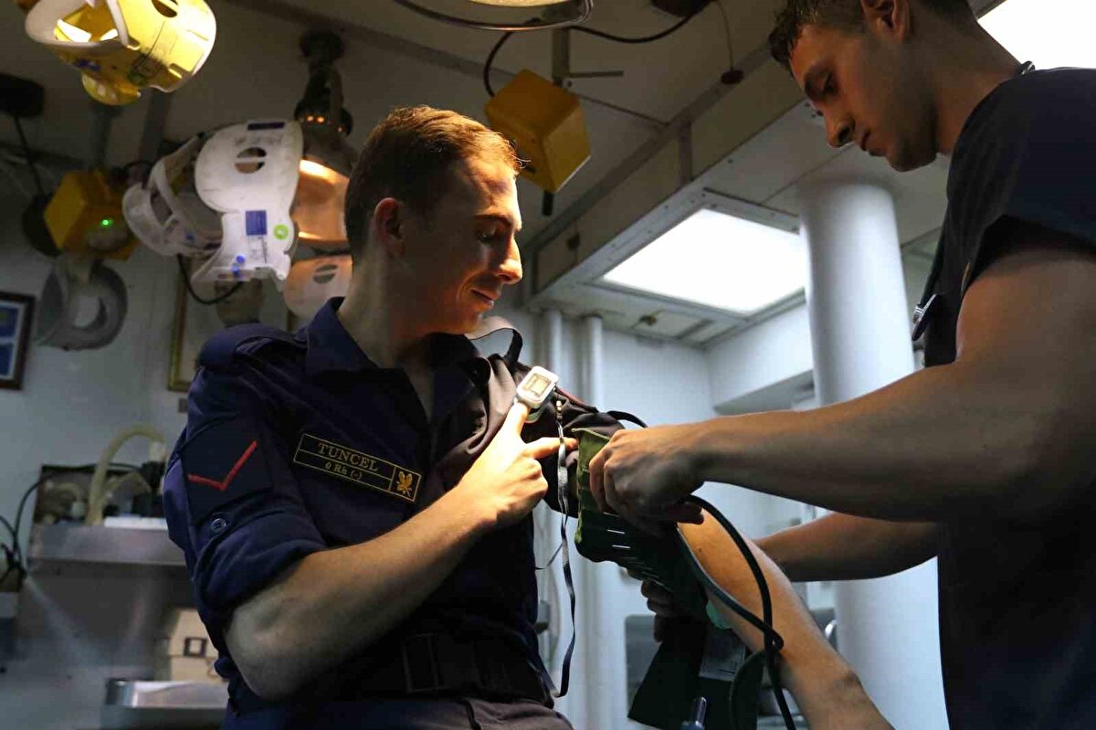 Gemide küçük operasyonların yapılabildiği revir de yer alıyor, revirde askerlerin tedavilerini gerçekleştiren tabip subayı da görev yapıyor.