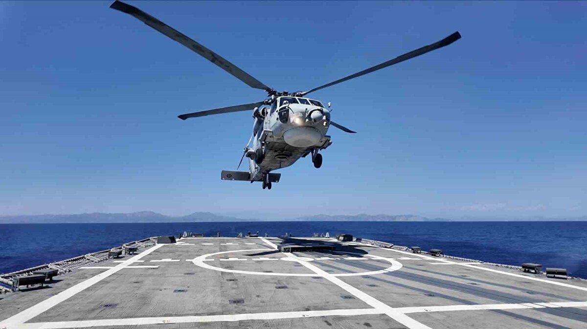 Teknik donanım, personelin bilgi ve birimi ile mavi vatanının adeta vurucu gücü konumunda olan ‘TCG Gelibolu’ aynı anda 2 helikopteri konuşlandırma özelliğine sahip.