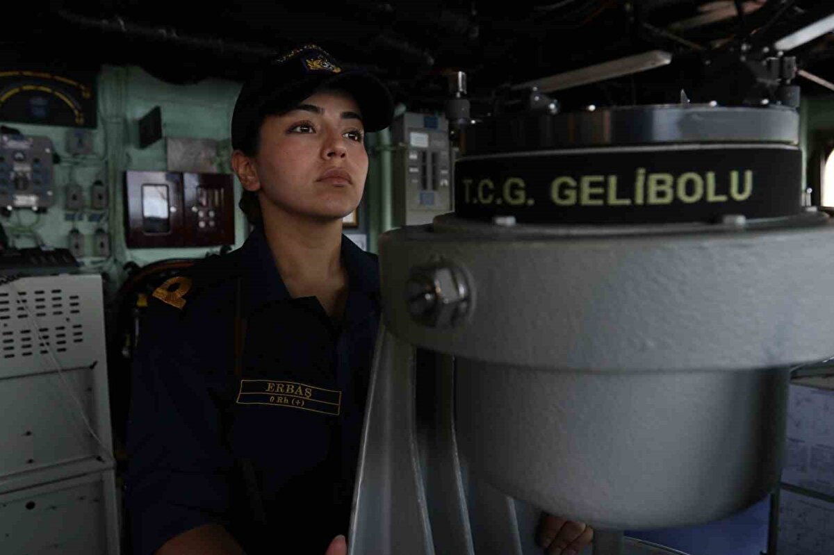 Yaklaşık 200 kişilik mürettebat kapasitesiyle denizde aylarca kesintisiz operasyon icra edebiliyor. Donanım bakımından ise gemi hava, seahawk su üstü harbi ve denizaltı tehditlerine karşı çok yönlü savunma kabiliyeti sunuyor.