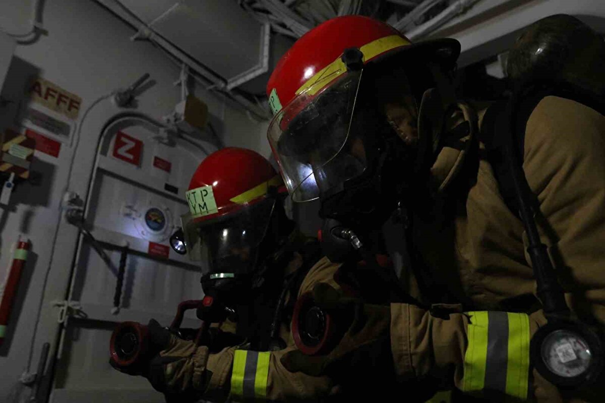 TCG Gelibolu, çift helikopter hangarı ve uçuş güvertesiyle deniz karakol helikopterlerini barındırma imkanı sunuyor. Özellikle S-70B Seahawk helikopterleriyle su üstü harbi ve denizaltı savunma harbi görevlerinde aktif rol alıyor.