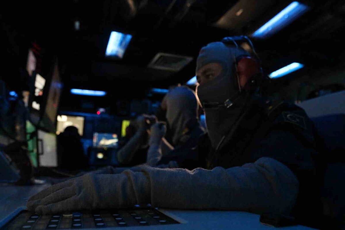 TCG Gelibolu’da 200 civarı personel görev yapmaktadır. Toplam 4 bin 100 ton deplasmana sahip TCG Gelibolu, yaklaşık 138 metre boyu, 14 metre genişliği ile donanmamızın en büyük savaş gemilerinden birisidir. Gemimiz başta milli imkanlar ile geliştirilen, genesis komuta kontrol sistemi olmak üzere, gelişmiş silah ve sistemleri ile hava savunma, su üstü harbi, deniz altı savunma harbi gibi temel harp nevilerini aynı anda icra edebilmekte ve 2 adet helikopteri konuşlandırabilmektedir. TCG Gelibolu 5 bin 400 deniz mili seyir siası ve 60 günlük erzak kapasitesi ile ikmal yapmaksızın, Türkiye’den ABD’ye intikal etme yeteneğine sahiptir" dedi.