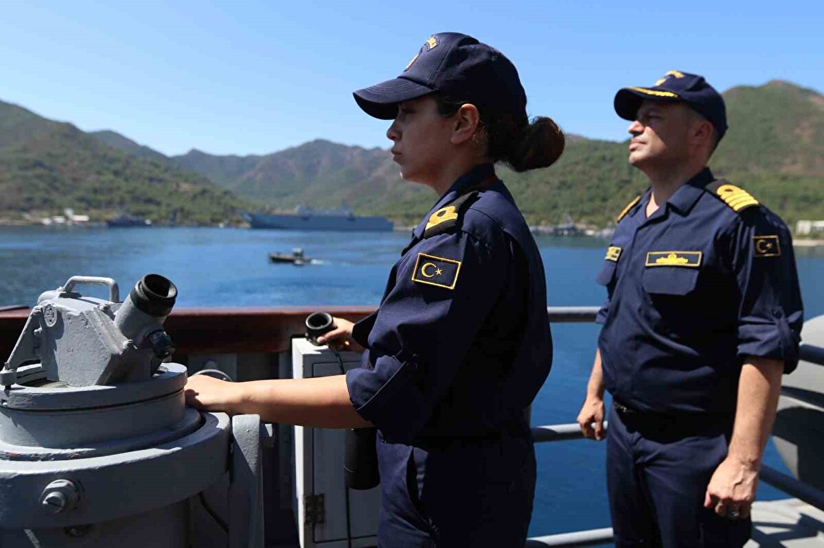 Tek mil üzerine kurulu ve iki adet General Electric LM2500 gaz türbiniyle donatılan gemi, 41 bin beygir güce ulaşabiliyor. Saatte 29 knot’un üzerinde hız yapabilen fırkateyn, uzun süreli görevleri başarıyla yerine getirebiliyor. 