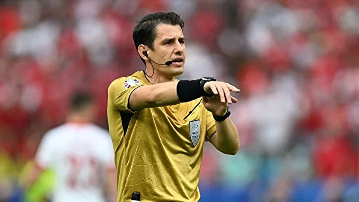 Yayıncı kuruluşun görüntülerinden ceza verilmesi hakkındaki soruya cevap veren Hacıosmanoğlu, "Biz bir adım daha ileriye gidiyoruz orada. Dünya Kupası'nda da uygulanacak olan hem gözlemci hem temsilci hem de hakemlerde yaka kamerası uygulamasına geçeceğiz. Sağ olsun ASELSAN Genel Müdürü'yle konuştuk, onlar da bize sponsor olacak. Yetiştirebilirsek yeni sezona yaka kamerasıyla başlayacağız. O zaman zaten kim ne söylüyorsa hepsi kayıt altında olacak. Daha disiplinli bir lig olmuş olacak” dedi.<br>