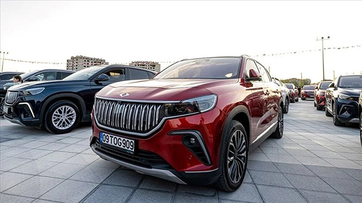 Elektrikli araç pazarında dengeleri değiştirecek bir gelişme gündemde. Özel Tüketim Vergisi (ÖTV) oranlarında yapılması beklenen artış, başta yerli üretim Togg ve ithal Tesla olmak üzere birçok modelin fiyatını doğrudan etkileyecek. Meclis’e sunulan düzenlemeyle birlikte, elektrikli araçların batarya kapasitesi ve menzil durumuna göre ÖTV oranlarının yüzde 10’dan yüzde 60’a kadar artırılabileceği belirtiliyor. Peki bu değişiklik sonrası Togg T10X ve Tesla Model Y'nin yeni fiyatları ne olacak? İşte detaylı ÖTV hesabı ve senaryolar...