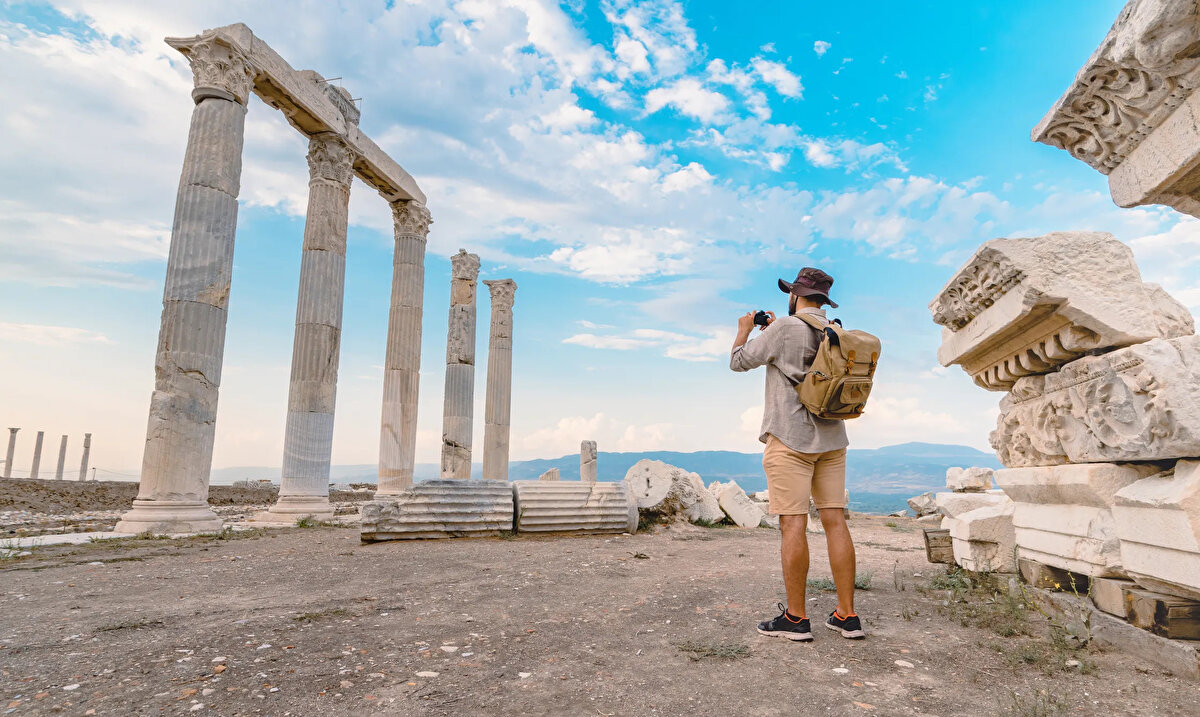 Konuyla ilgili açıklama yapan Türk uzmanlar ise “Yani şimdi ülkede başıboş gezip askeri tesisleri ve hassas noktaları filme alan sarışın, renkli gözlü yabancıları toplamaya başlasak Türkiye’de turist kalmaz” yorumunda bulundu.