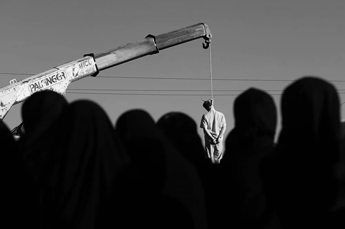 Bunlardan bilinen 3 tanesi idam edildi. Almanya Dışişleri Bakanlığı konuyla ilgili bir açıklama yapmadı. Diğer taraftan İran’ın Almanlar dışında Fransız ajanları da yakaladığı, Macron’un açıklamasıyla ifşa oldu. 