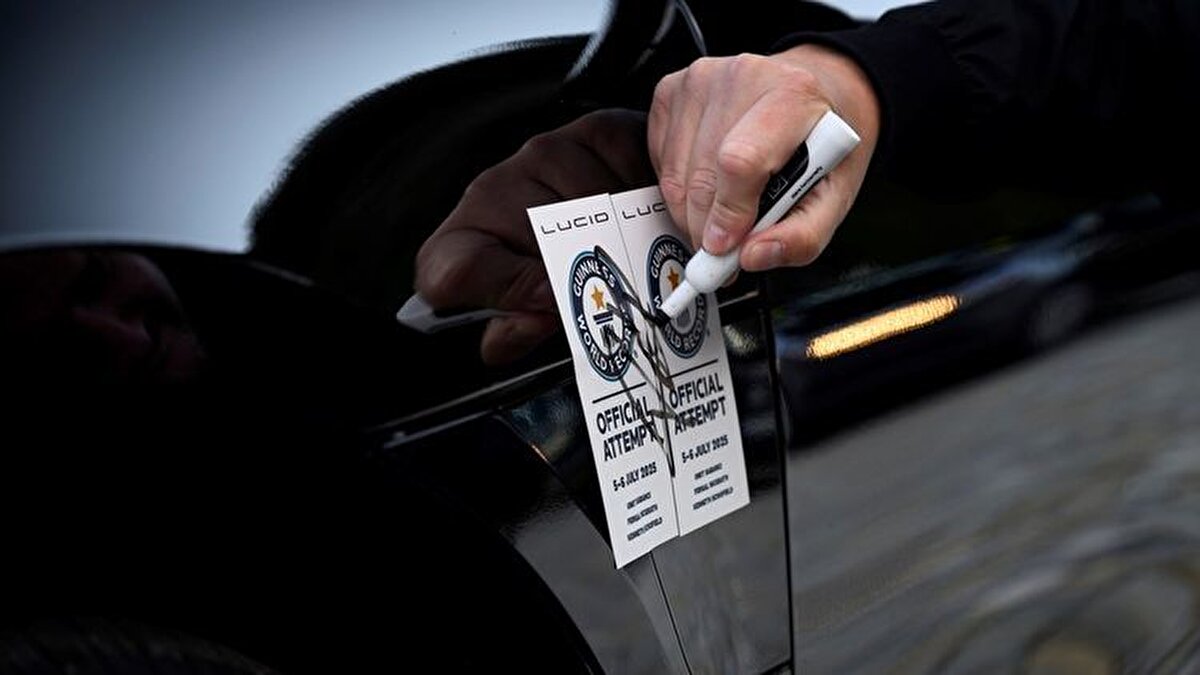 Ümit Sabancı’dan beşinci Guinness rekoru<br><br>Lucid Motors’un İsviçre’nin St. Moritz şehrinden Almanya’nın Münih kentine kadar gerçekleştirdiği rekor denemesinde, hiçbir şarj durağına uğramadan 1.205 kilometrelik mesafe katedildi. Alplerin zorlu yolları, şehir içi trafik ve yüksek hızlı otoban koşulları gibi farklı sürüş dinamiklerinde gerçekleşen bu test başarıyla tamamlandı.<br><br>Ümit Sabancı, rekor sonrası yaptığı açıklamada şu ifadeleri kullandı:<br><br>“Lucid Motors ile başardık! Elektrikli mobilitenin sadece bir gelecek değil, bugünün gerçeği olduğunu göstermiş olduk. 1205 kilometrelik tek şarj menziliyle neyin mümkün olduğunu yeniden tanımladık.”