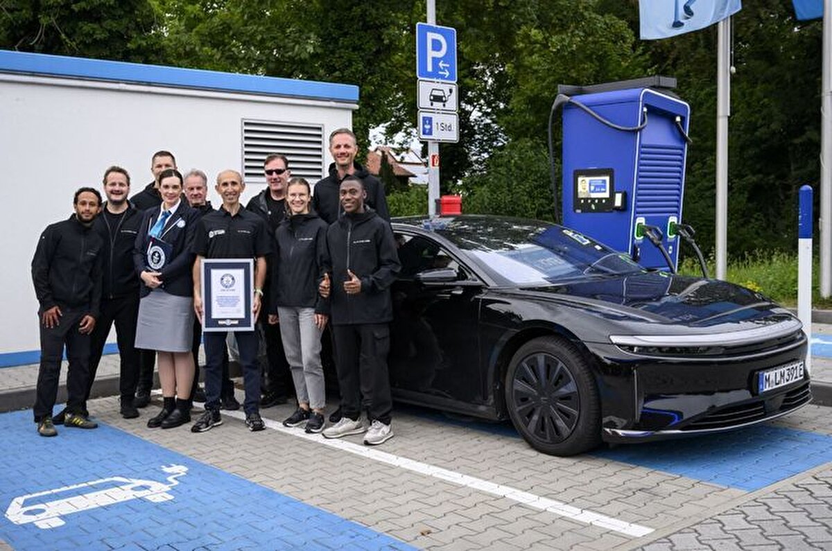 Lucid Air tek şarjla dünya menzil rekorunu kırdı<br><br>Elektrikli otomobil pazarının öncülerinden Lucid Motors, Lucid Air Grand Touring modeli ile dikkat çekici bir başarıya imza attı. Araç, tek bir şarjla 1.205 kilometrelik menzile ulaşarak dünya rekoru kırdı. Bu etkileyici sürüşte direksiyonun başında ise tanıdık bir isim vardı: Daha önce birçok alanda Guinness Dünya Rekorları’na adını yazdıran Türk gezgin Ümit Sabancı.