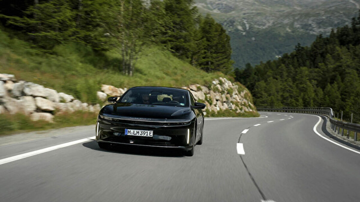 Elektrikli araç teknolojilerinde yeni bir dönüm noktası daha geride kaldı. ABD merkezli Lucid Motors, Lucid Air Grand Touring modeliyle tek şarjda ulaşılan en uzun menzil rekorunu kırdı. Bu tarihi sürüşte direksiyonun başında ise Türk gezgin ve çok sayıda Guinness rekoru sahibi Ümit Sabancı vardı. İsviçre'nin St. Moritz şehrinden Almanya’nın Münih kentine kadar durmaksızın 1.205 kilometre yol kat eden Sabancı, bu performansla bir kez daha Guinness Dünya Rekorları listesine adını yazdırdı.