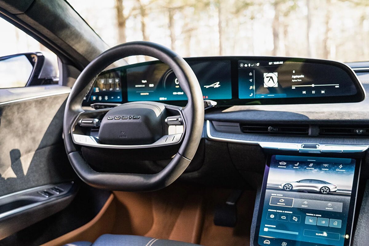 Elektrikli araçlarda menzil yarışı kızışıyor<br><br>Lucid'in bu başarısı, elektrikli araçların geleceğinin menzilde yattığını bir kez daha gösterdi. Tesla, Mercedes EQ, BYD ve Hyundai gibi markalar uzun menzilli araçlar üretmek için yarış halindeyken, Lucid'in bu hamlesi sektördeki çıtayı yukarı taşıdı.<br><br>Kullanıcılar artık “tek şarjla kaç kilometre giderim?” sorusunun cevabını daha net şekilde alabiliyor. 2025 yılı itibarıyla, şarj süresi – menzil – performans üçgeninde rekabet daha da hız kazanacak gibi görünüyor.