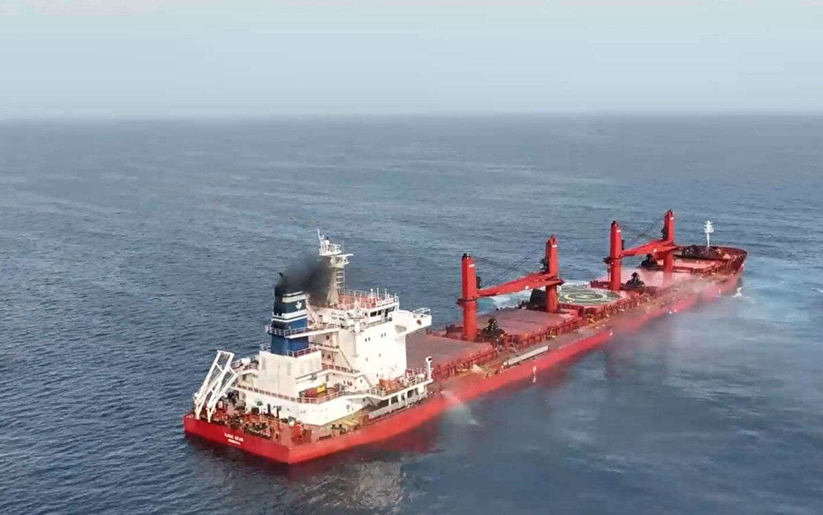 Yemen'deki Husiler, İsrail'in Gazze'deki saldırılarına tepki gerekçesiyle 31 Ekim 2023'ten bu yana Yemen açıklarında İsrailli şirketlere bağlı olduğunu belirttikleri ticari gemilere saldırılar düzenliyor.