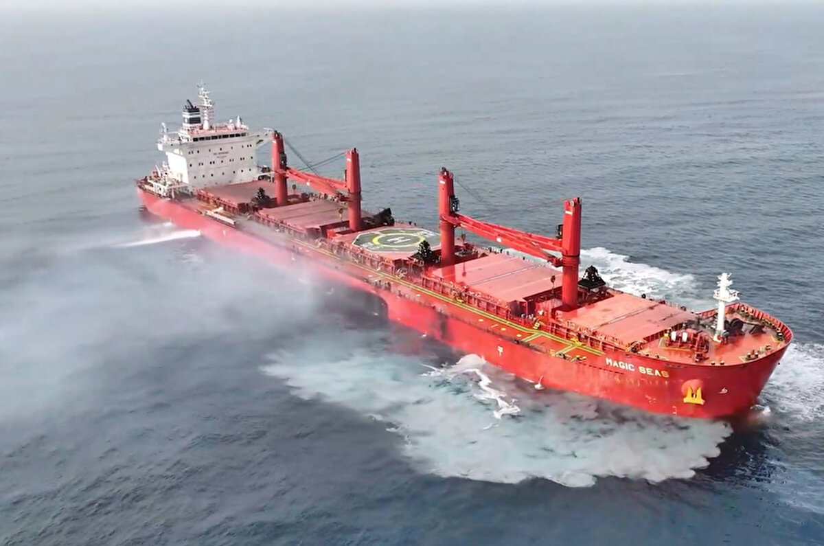 Husilerin insansız deniz araçlarıyla düzenledikleri saldırının ardından silahlı unsurlarla gemiye baskın yaptıkları görülen videoda, geminin daha sonra Kızıldeniz'de tümüyle battığı görülüyor.