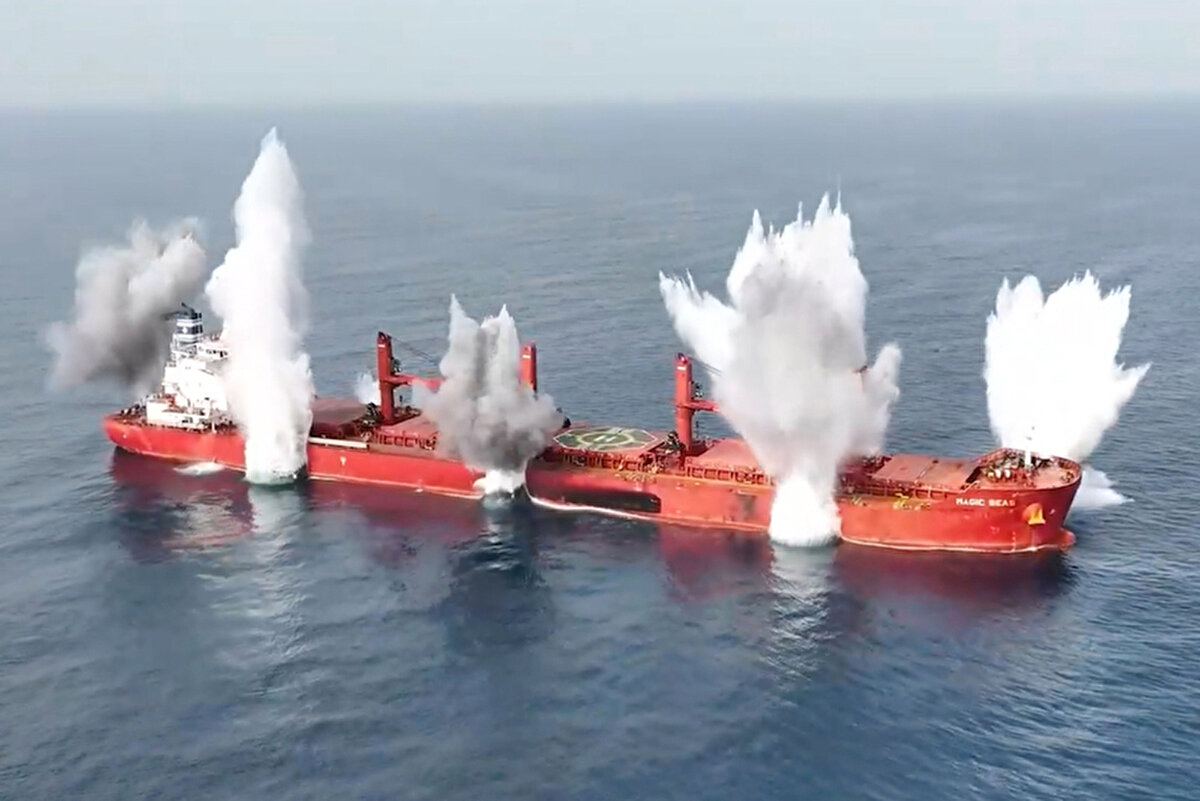 Husilerin sosyal medya platformu X hesabından yayımladıkları videoda, Magic Seas gemisindeki mürettebatın, Yemen'in batısındaki Hudeyde vilayeti açıklarında Husilerden gelen uyarı ve çağrıları reddettiği gösteriliyor.