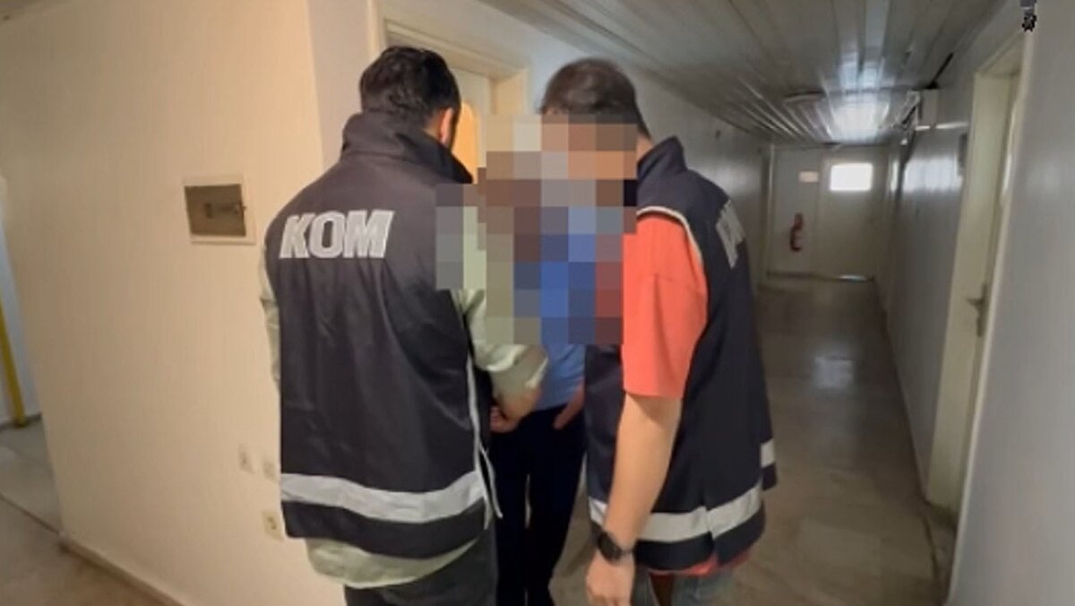 Emniyetteki işlemlerinin ardından adliyeye sevk edilen 3 şüpheli, çıkarıldıkları mahkemece "Rüşvet" suçundan tutuklanarak cezaevine gönderildi.