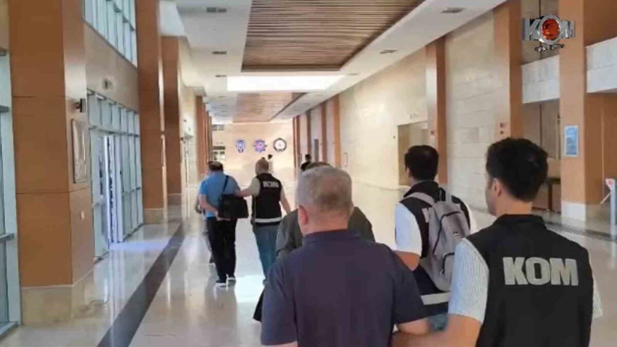 Edinilen bilgiye göre, Antalya’da özel hastanelerin denetimleri sırasında tespit edilen eksikliklerin görmezden gelinmesi, eksikliklerin giderilmesi ve ceza yazılmaması karşılığında 120 bin Euro talep ettikleri belirlenen SGK müfettişleri, KOM ekiplerinin düzenlediği operasyonla suçüstü yakalandı. 