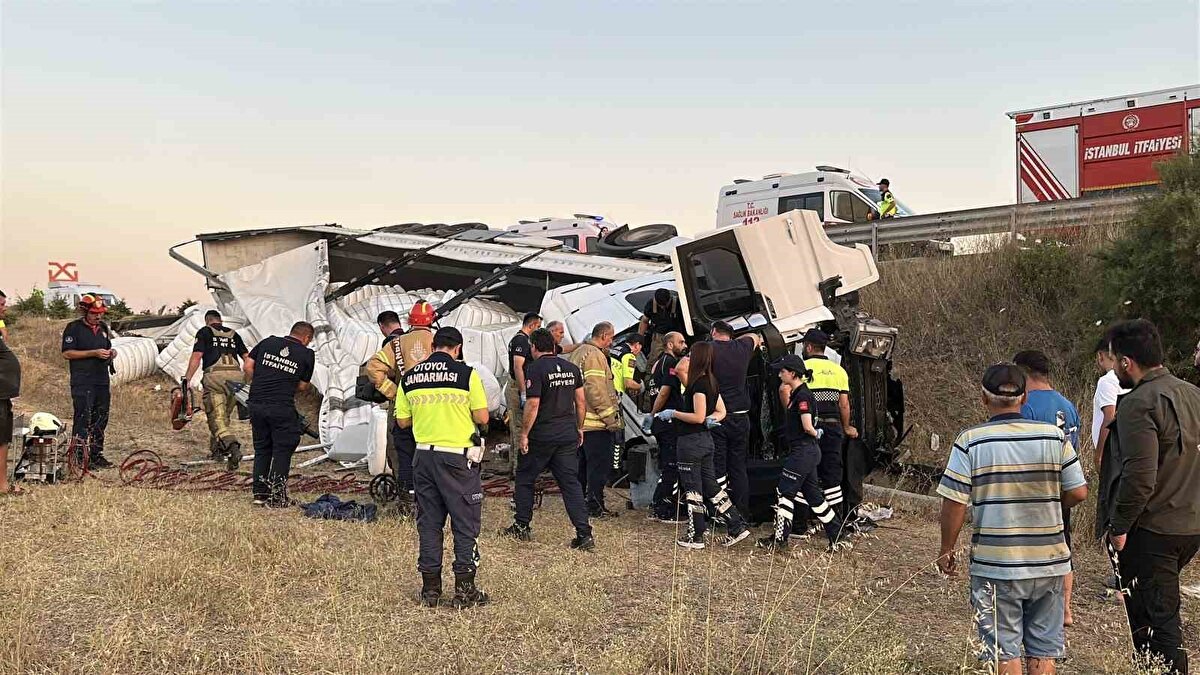 01 AYD 519 plakalı hammadde yüklü tır, sürücüsünün direksiyon hakimiyetini kaybetmesi sonucu kontrolden çıkarak bariyerleri aşıp araziye devrildi.