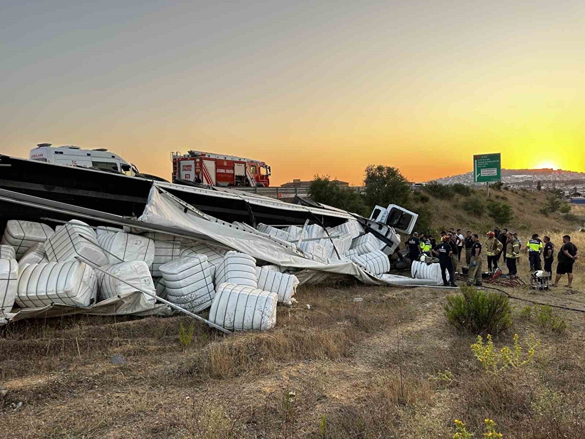 Sağlık ekiplerinin yaptığı incelemede sürücü ve yolcunun hayatını kaybettiği belirlendi.<br>Kaza ile ilgili soruşturma başlatıldı.
