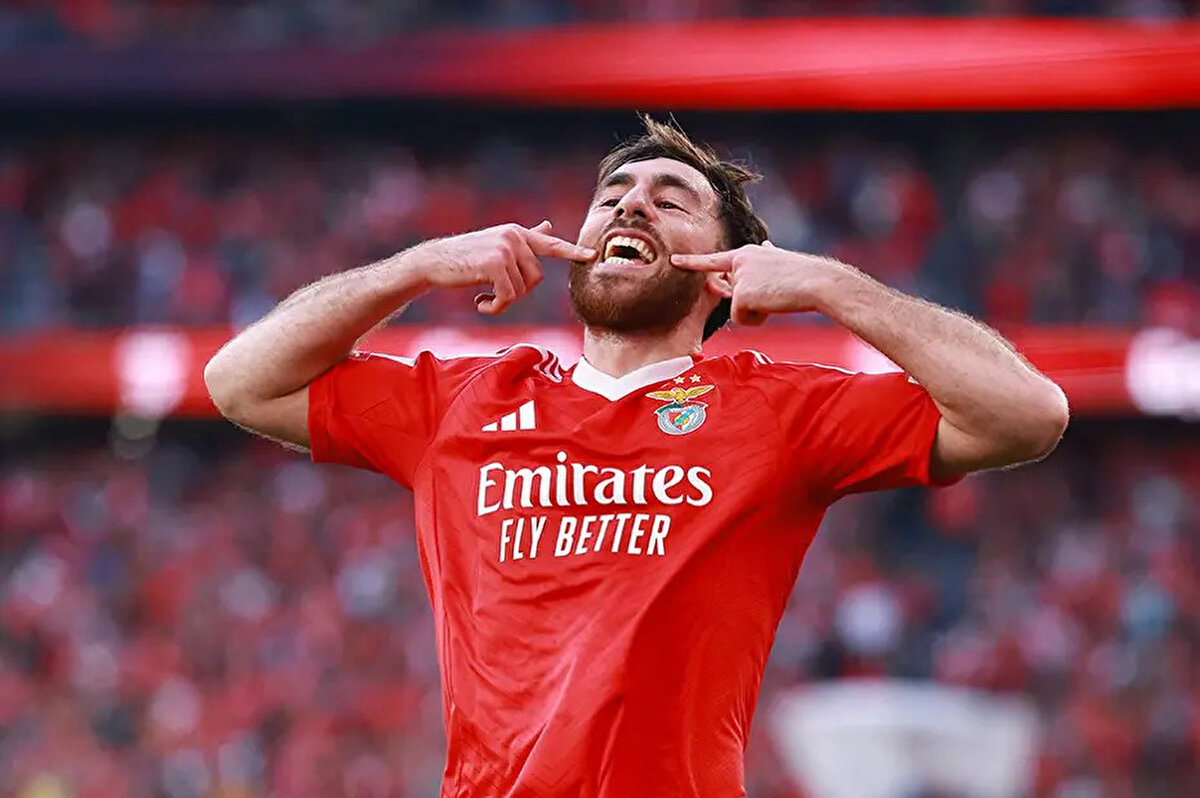 2024/25 sezonunda Benfica forması ile tüm kulvarlarda 55 maça çıkan 24 yaşındaki orta saha oyuncusu, 12 gol ve 11 asistlik performans sergiledi.<br>