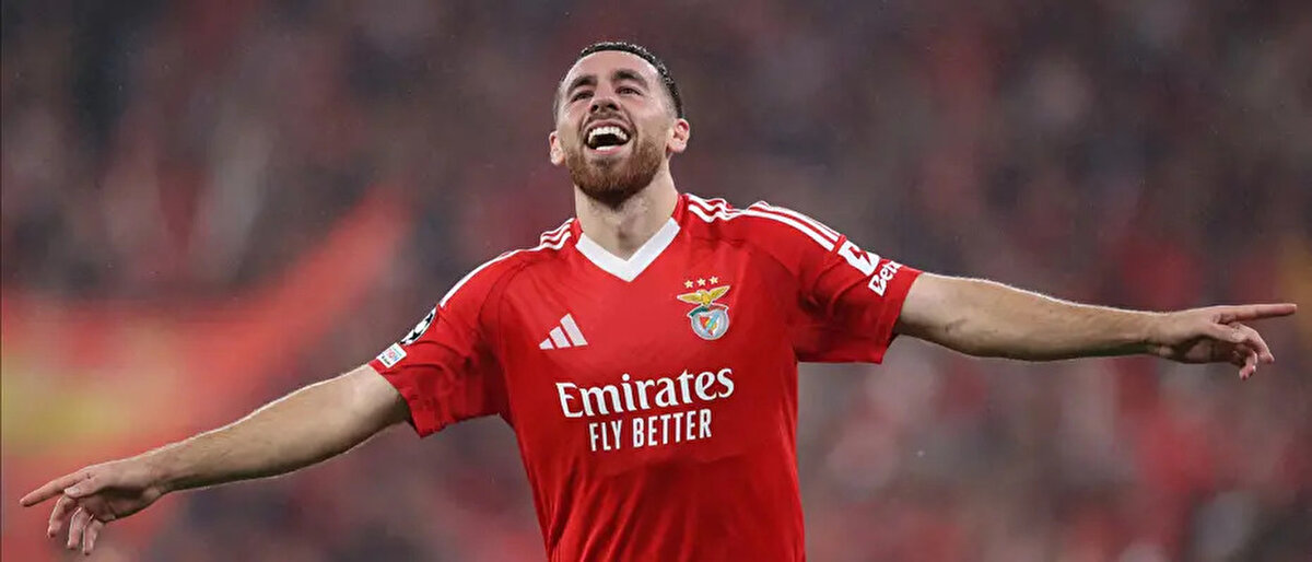 Milli futbolcunun Beşiktaş'ta oynamak istediği öğrenilirken, Benfica'nın 35 milyon Euro bonservis bedeli belirlediği ve bunun karşılanmaması durumunda kiralık olarak başka bir takıma gidebileceği aktarıldı. 24 yaşındaki futbolcunun kararlı duruşu Beşiktaş'ın elini güçlendirirken, Benfica'yı zayıflatıyor.<br>