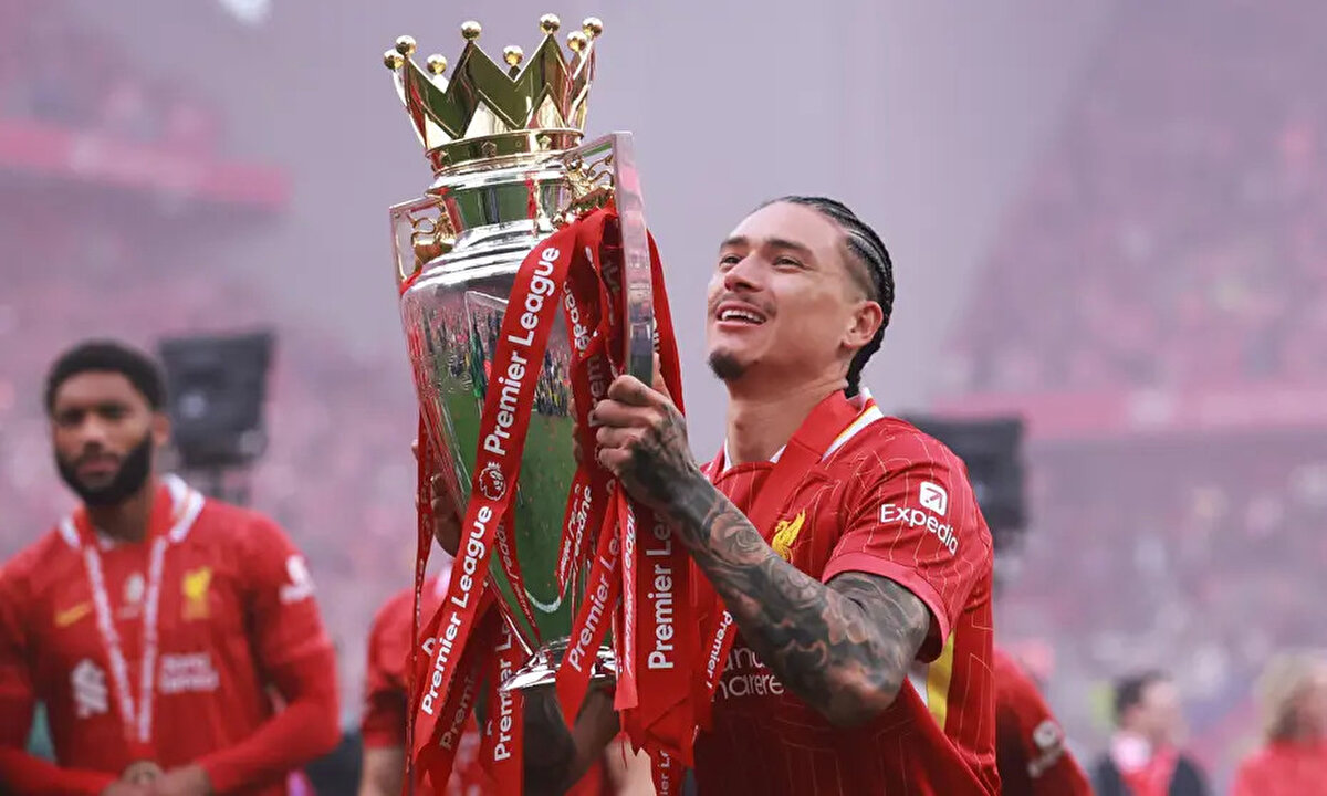 Sportmediaset'in haberine göre Napoli, Osimhen'in yerine Darwin Nunez'i transfer etmeye hazırlanıyor. İtalyan ekibi, Uruguaylı golcüyle yıllık 6 milyon euro karşılığında anlaşma sağladı.<br>