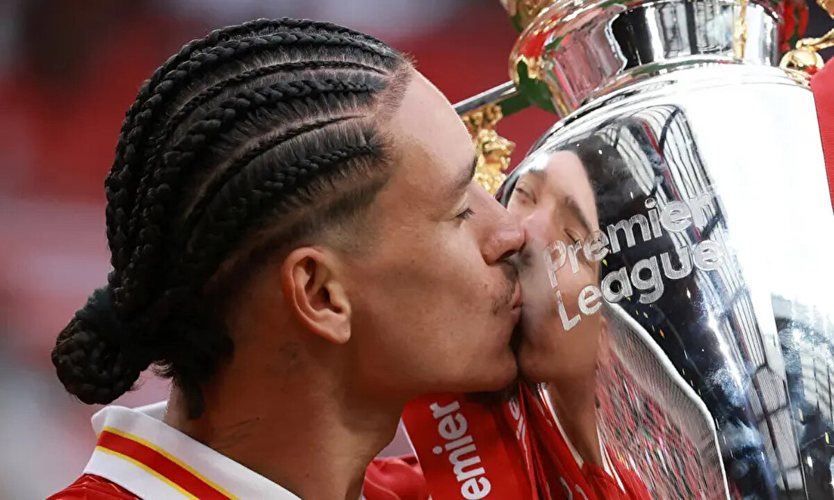 Napoli'nin Darwin Nunez için Liverpool'a 50+5 milyon euro teklif ettiği, İngiliz ekibinin ise 60 milyon euroda direttiği ifade edildi.<br>