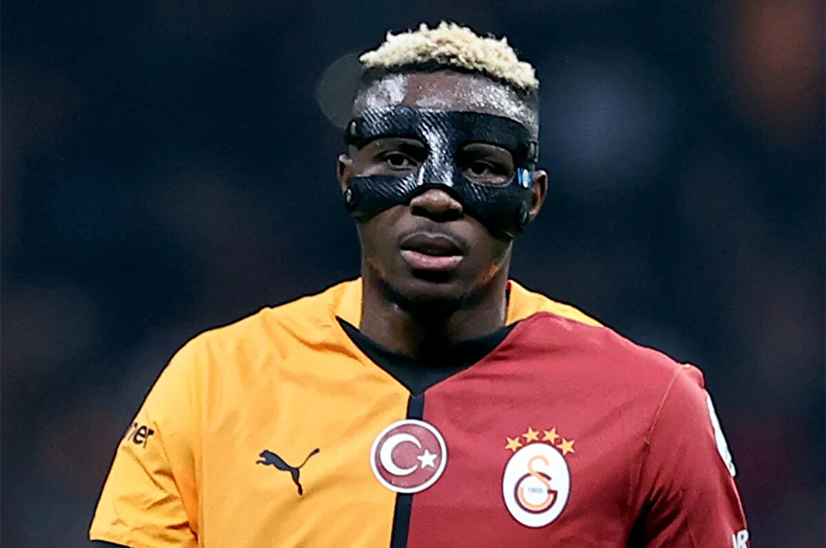 Napoli'de Victor Osimhen dönemi sona eriyor. Galatasaray yıldız golcünün 75 milyon euroluk serbest kalma maddesini ödemeye hazırlanırken, ödeme planı üzerinde pazarlıklar sürüyor. Öte yandan Napoli, Osimhen'in alternatifini de buldu.<br>