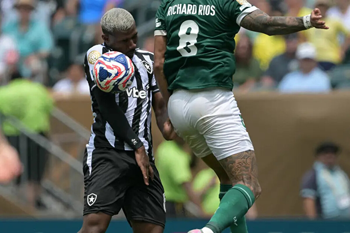 Cuıabano kimdir?<br><br>16 Şubat 2003 tarihinde Brezilya'nın Cuiaba şehrinde doğan Cuiabano, futbola Gremio'da başladı. Hücumcu bir sol bek olan Cuiabano, Gremio altyapısından yetiştikten sonra Nisan 2024'te 1.45 milyon euroya Botafogo'ya transfer oldu. Bu sezon 25 maça çıkan oyuncu 2 gol atarken, 3 kez de asist yaptı. ABD'de düzenlenen 2025 FIFA Kulüpler Dünya Kupası'nda da boy gösteren Brezilyalı oyuncu 4 maçta 122 dakika süre aldı.<br>