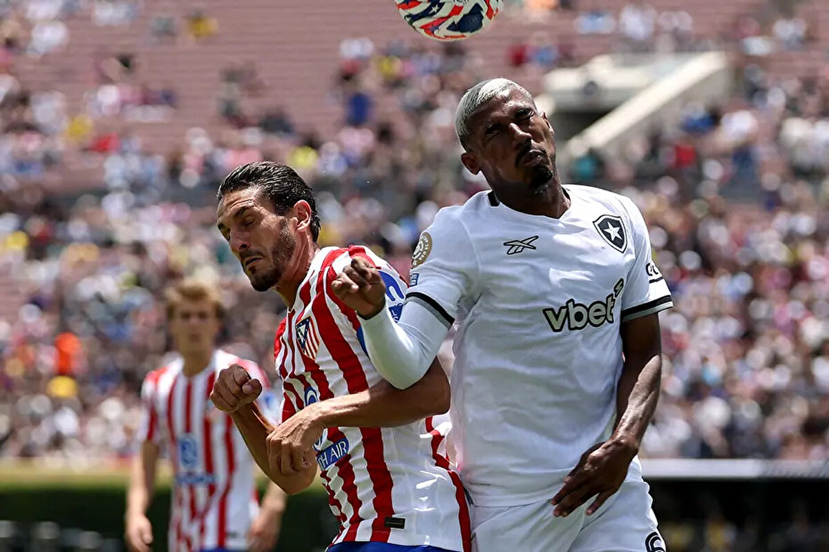 Sabah gazetesinde yer alan habere göre; geçen sezon Juventus'tan kiralanan Filip Kostic'i de yeniden kadroda düşünmeyen Fenerbahçe'de yönetim, Botafogo'da oynayan Cuiabano'yu transfer gündemine aldı.<br>