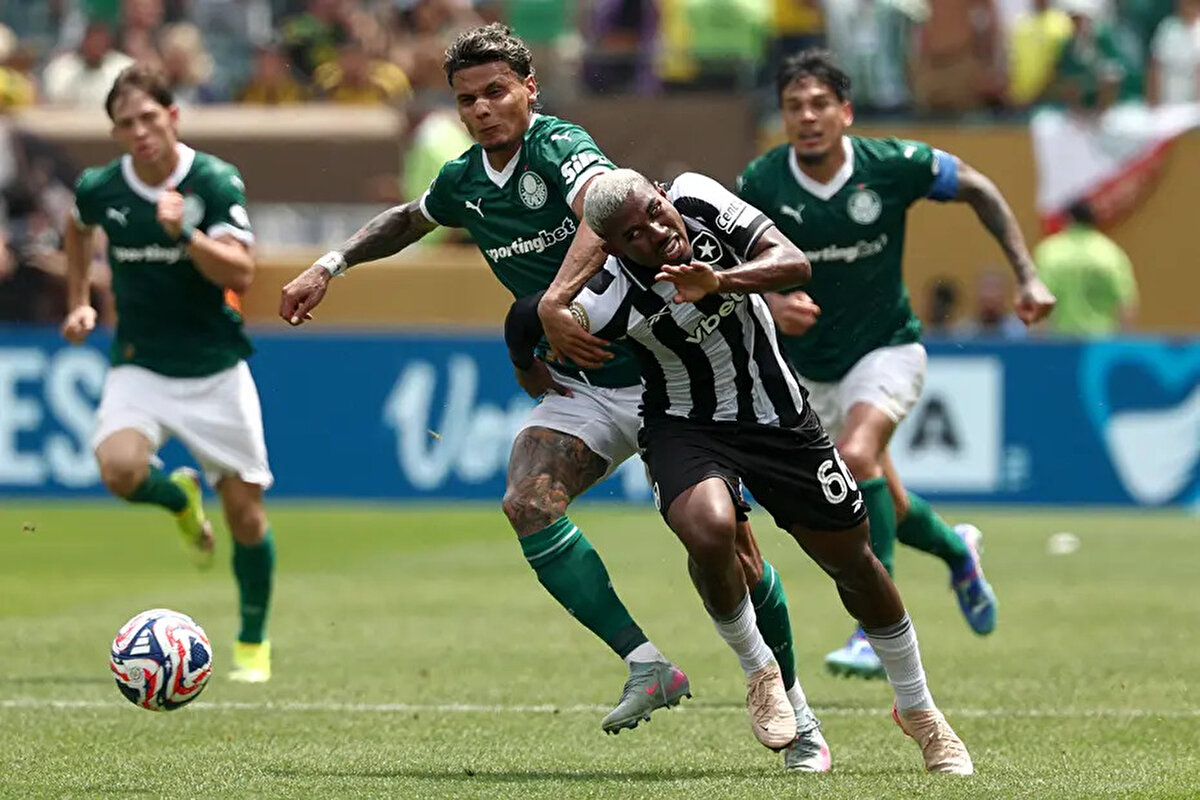 Botafogo ile 31 Aralık 2027'ye kadar sözleşmesi bulunan 22 yaşındaki oyuncunun 8 milyon euro piyasa değeri bulunuyor.<br>