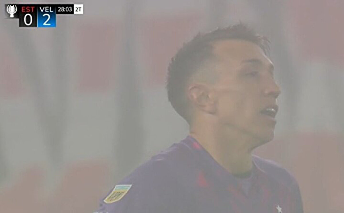 Tecrübeli file bekçisi, yoğun sis altında oynanan mücadelede yediği golün ardından hakemlere tepki göstermesi dikkatlerden kaçmadı.<br>