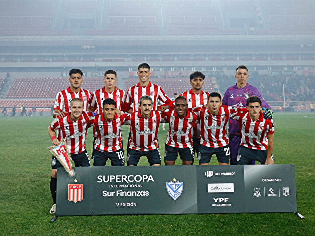 Geçtiğimiz sezon Süper Lig’de şampiyonluk yaşayarak Galatasaray’a veda eden Fernando Muslera, Arjantin ekiplerinden Estudiantes ile sözleşme imzalamıştı.<br>