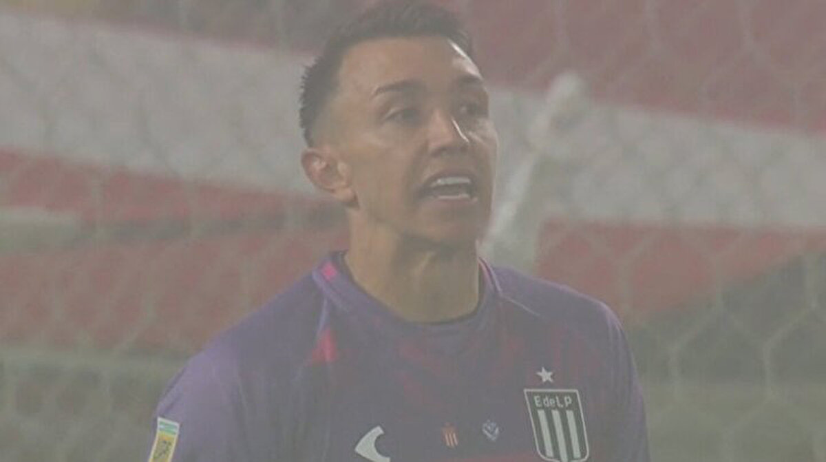 Uruguaylı fille bekçisi, yeni takımıyla ilk maçına gece oynanan Velez Sarsfield karşısında çıktı. <br>