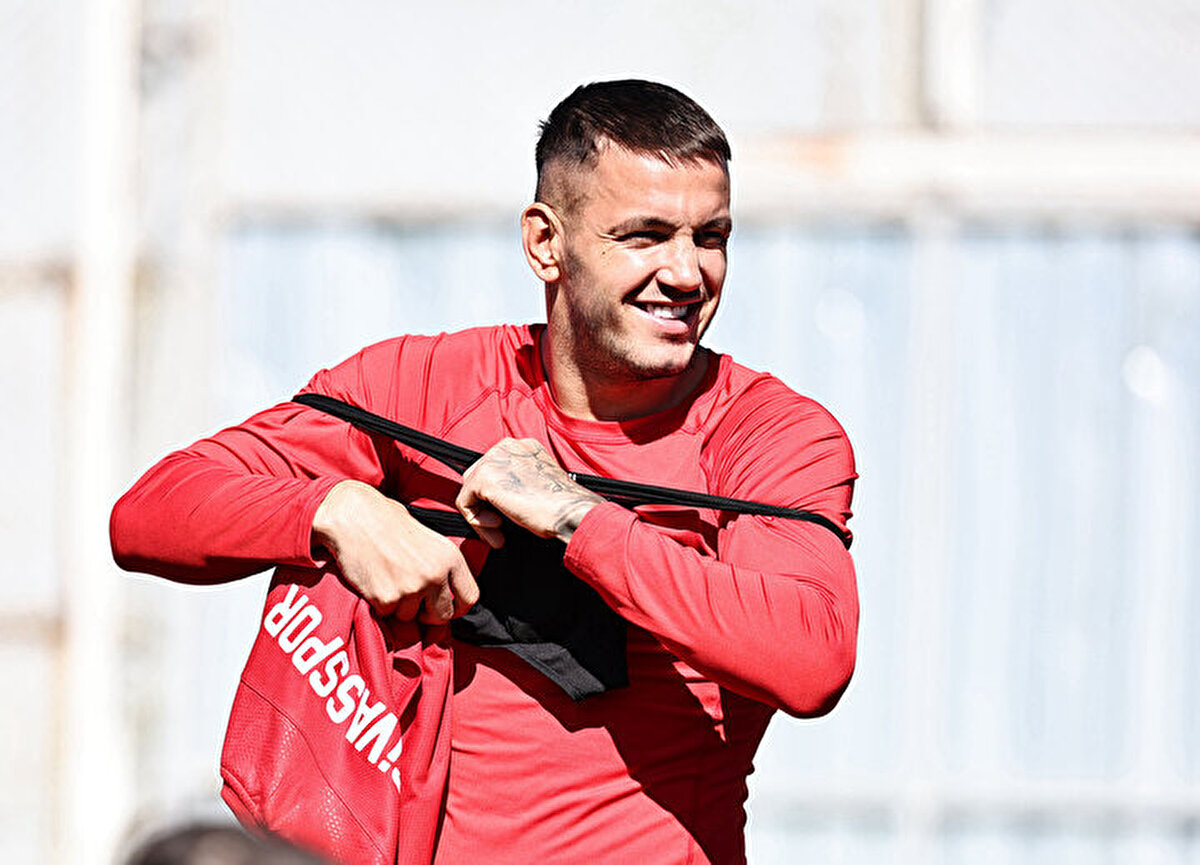 1. Lig'e düşen Sivasspor'da Rey Manaj, takımdan ayrılabilir. Golcü oyuncunun takımıyla olan sözleşmesi Haziran 2026'da sona erecek olsa da kendisine talip var.<br>