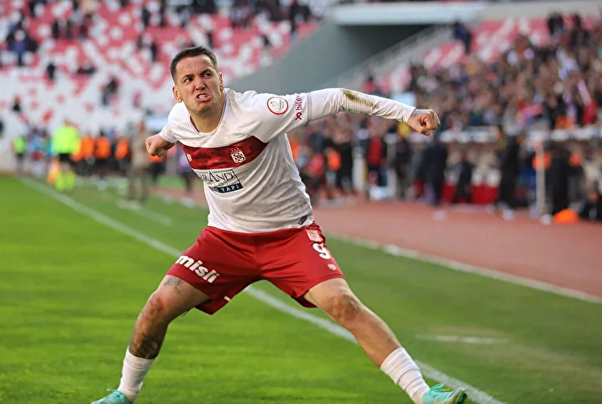 Arnavut golcüye Beşiktaş ve Trabzonspor’un da ilgi gösterdiği ancak en somut adımı Samsunspor'un attığı bildirildi.<br>