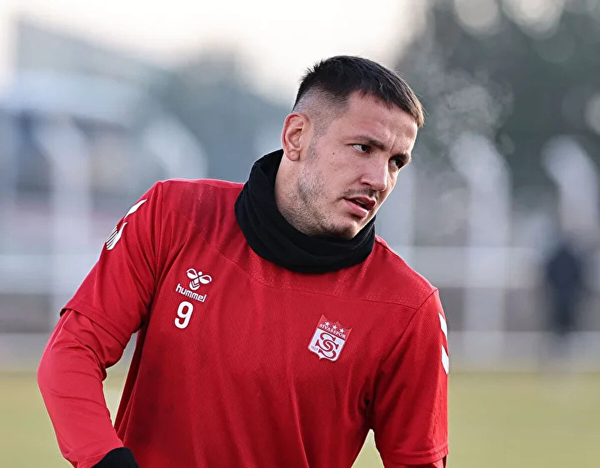 Fanatik'in haberine göre; Samsunspor, geçtiğimiz sezon Sivasspor’da gösterdiği performansla dikkat çeken Rey Manaj’ı kadrosuna katmak istiyor. <br>