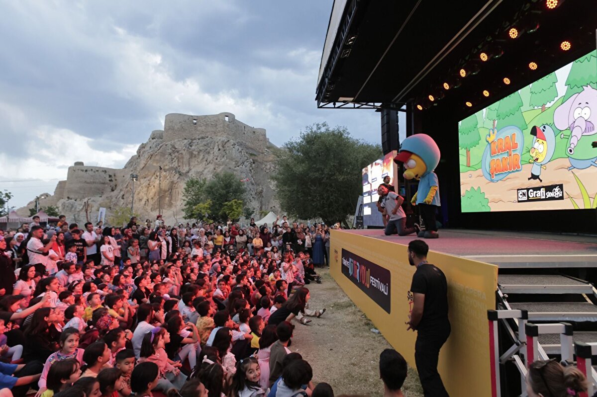 Ayrıca kent genelinde “Urartudan Günümüze Kadın Sergisi”, “Gökyüzünden Türkiye”, “Gizem Dolu Anadolu”, “Van Geleneksel El Sanatları” ve “Yaşayan Miras: Çorap ve Patik” gibi birçok sergi de Van’ın tarihsel ve kültürel birikimini güncel sanatla harmanlayarak izleyiciyle buluşturacak.